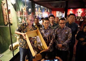 Menteri Kebudayaan Republik Indonesia, Bapak Fadli Zon memberikan bingkisan kepada Indonesia Heritage Museum yaitu “Buku Keris Lombok
